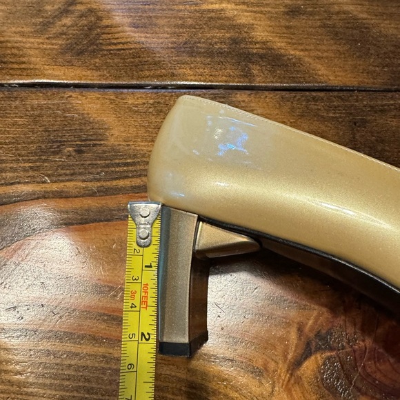 STUART WEITZMAN~pearly gold patent leather~MID-HEEL SHINY GOLD PUMP SHOES 7.5N - Picture 10 of 11